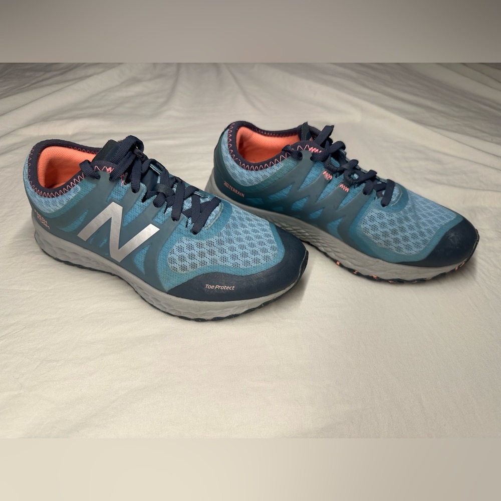 NEW BALANCE Kaymin Trail Running Hiking Shoes Womens Blue Coral SZ 5.5 Toe Prot